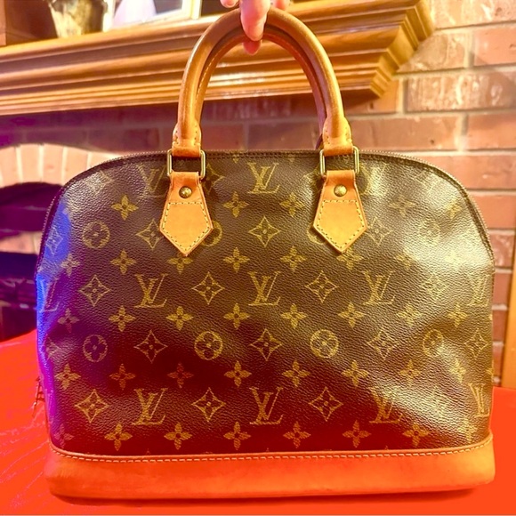 WOW POSHMARK - Authentic Vintage Louis Vuitton Monogram Alma Handbag - Picture 3 of 15